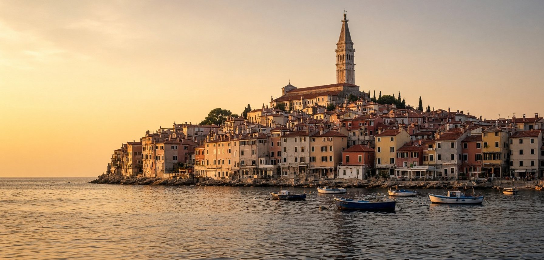 Il centro storico di Rovigno visto dal mare, con il campanile di Sant'Eufemia e le barche nel porto